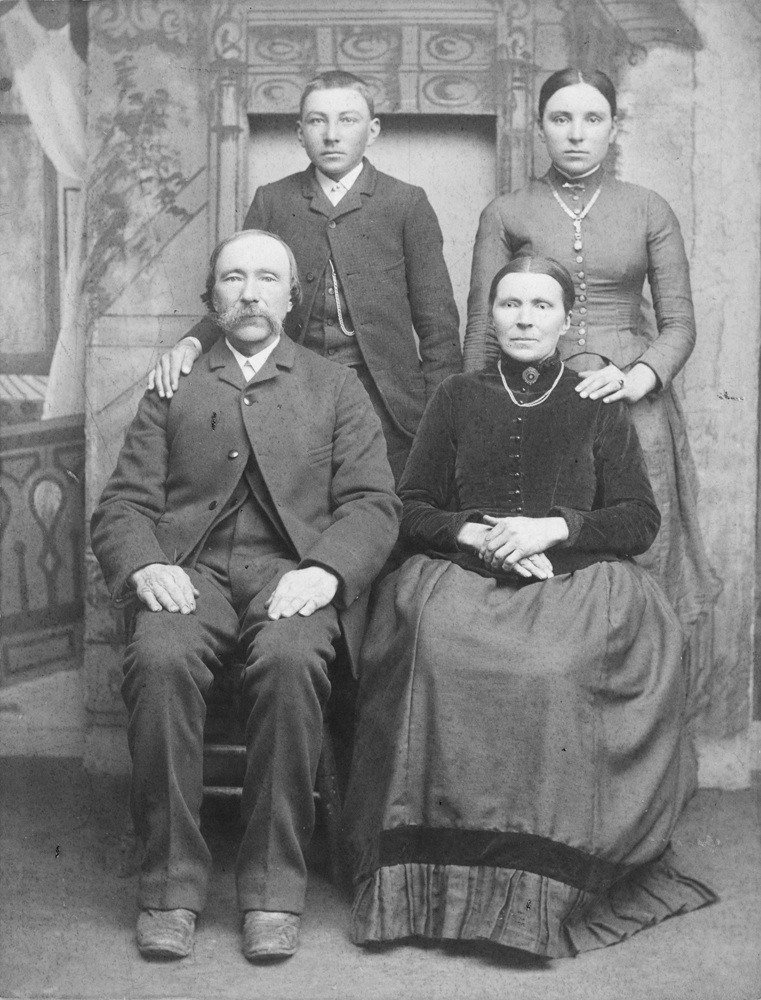 Ole Larsen, Grøva og Elisabeth Johannesdotter (f.10.1835) Bak står barna.
