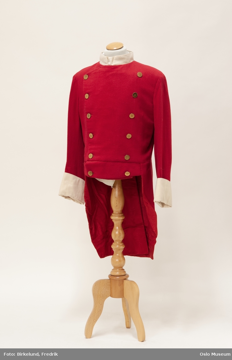 To røde uniformsjakker og en hvit bukse
A: Jakke i rød ull, med hvite slag, gullknapper og "svalehaler"
B: Jakke i rød ull, med hvite slag, hvitt kryss-"bandolær", gullknapper og "svalehaler"
C: Bukse i hvit ull