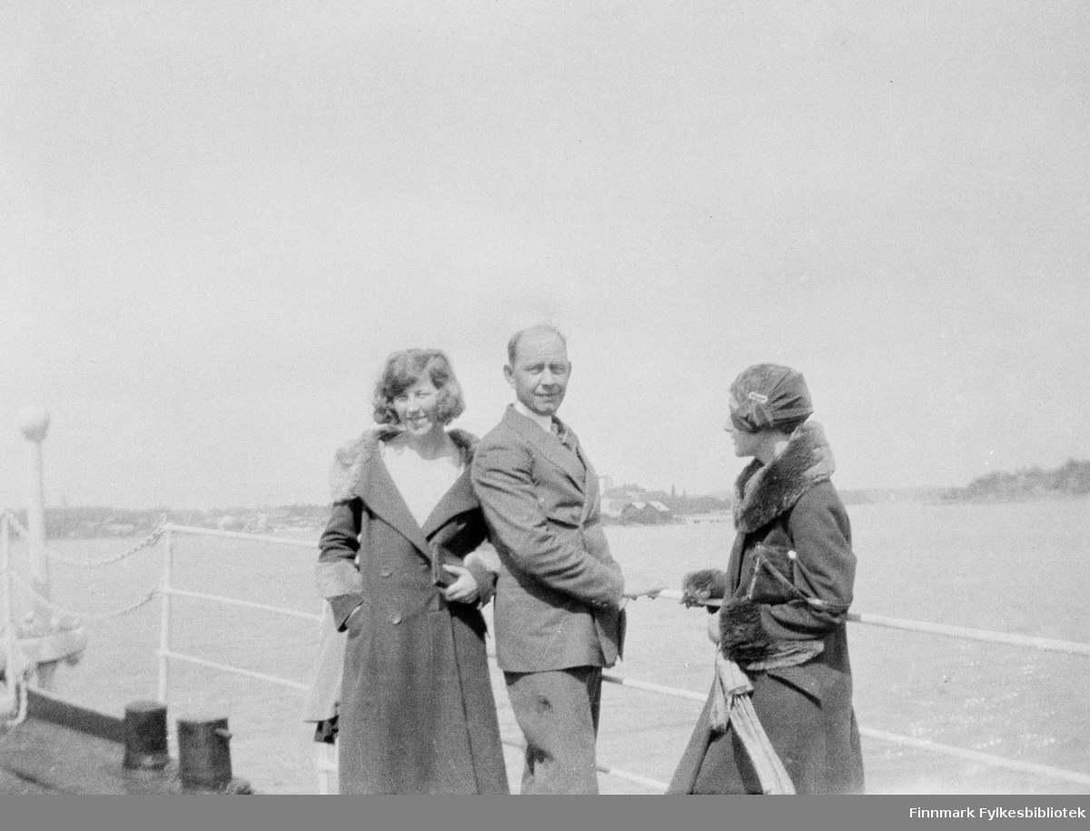 Vardø-folk i reise i Finland. Det ser ut at Aslaug Alseen, Oskar Alseen og Laura Lorentsen er på båttur et sted i Sør-Finland, kanskje i Helsingfors.