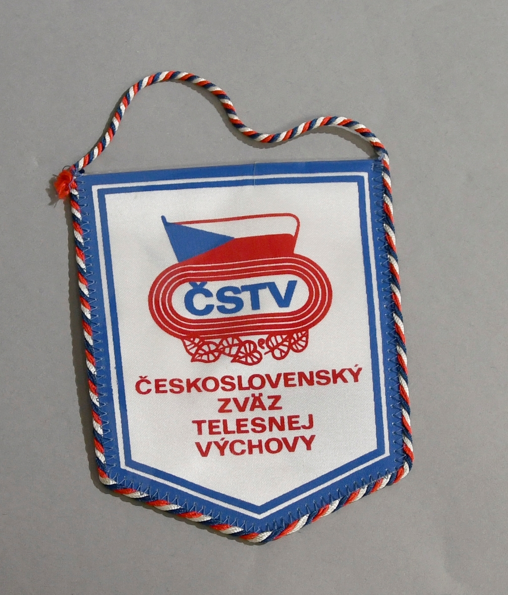 Skjoldformet vimpel fra Tsjekkoslovakia, med bånd i rødt, hvitt og blått rundt kanten, og det tsjekkiske flagget med tekst.