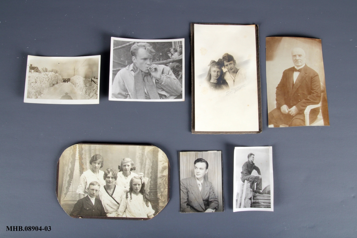 7 fotografier (s/h). Portretter og familiebilder.