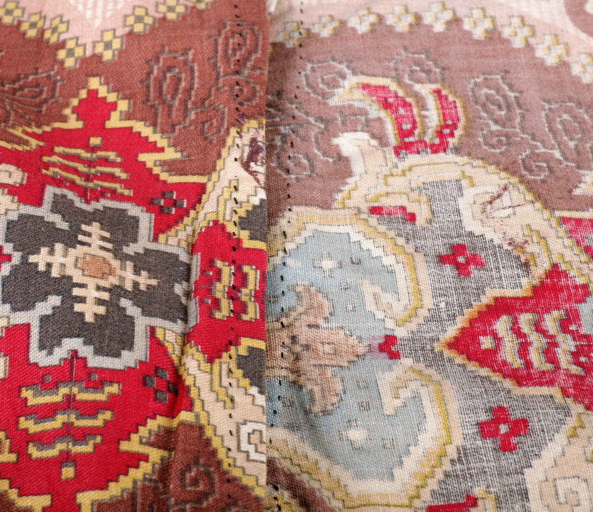 Tøypose i trykt, mønstret bomullsstoff. Sydd for hånd, og kantet med brunt bånd.