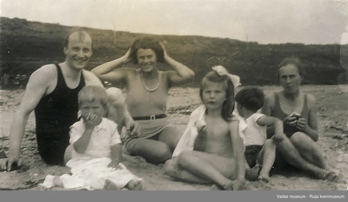 Badeliv i Andersby i 1932. Karl Esbensen, Ba Nestaas med barn på stranda.