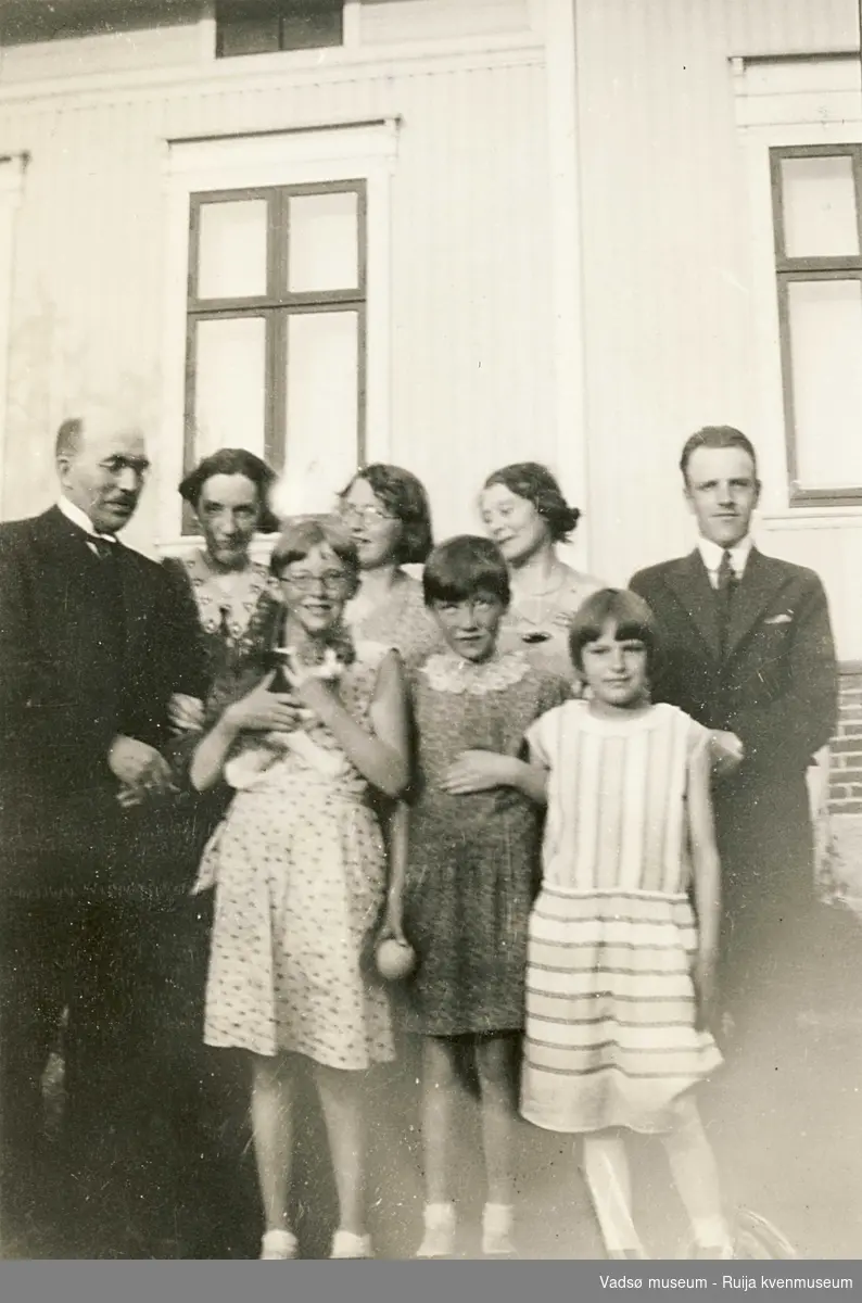 Familien Beronka foran huset i 1933.
