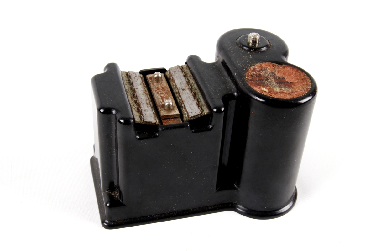 Batteridrevet slipeapparat for barberblad oppbevart i original eske og med bruksanvisning.