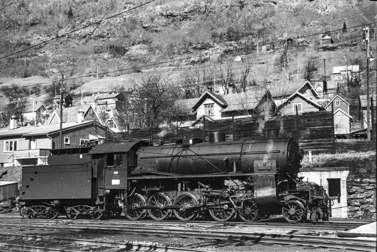 Damplokomotiv type 31b nr. 419 på Voss stasjon.