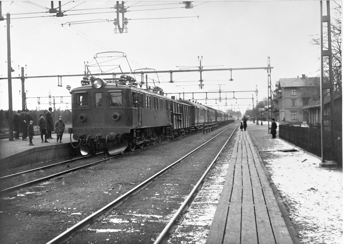 Statens Järnvägar, SJ Ds 109 med persontåg