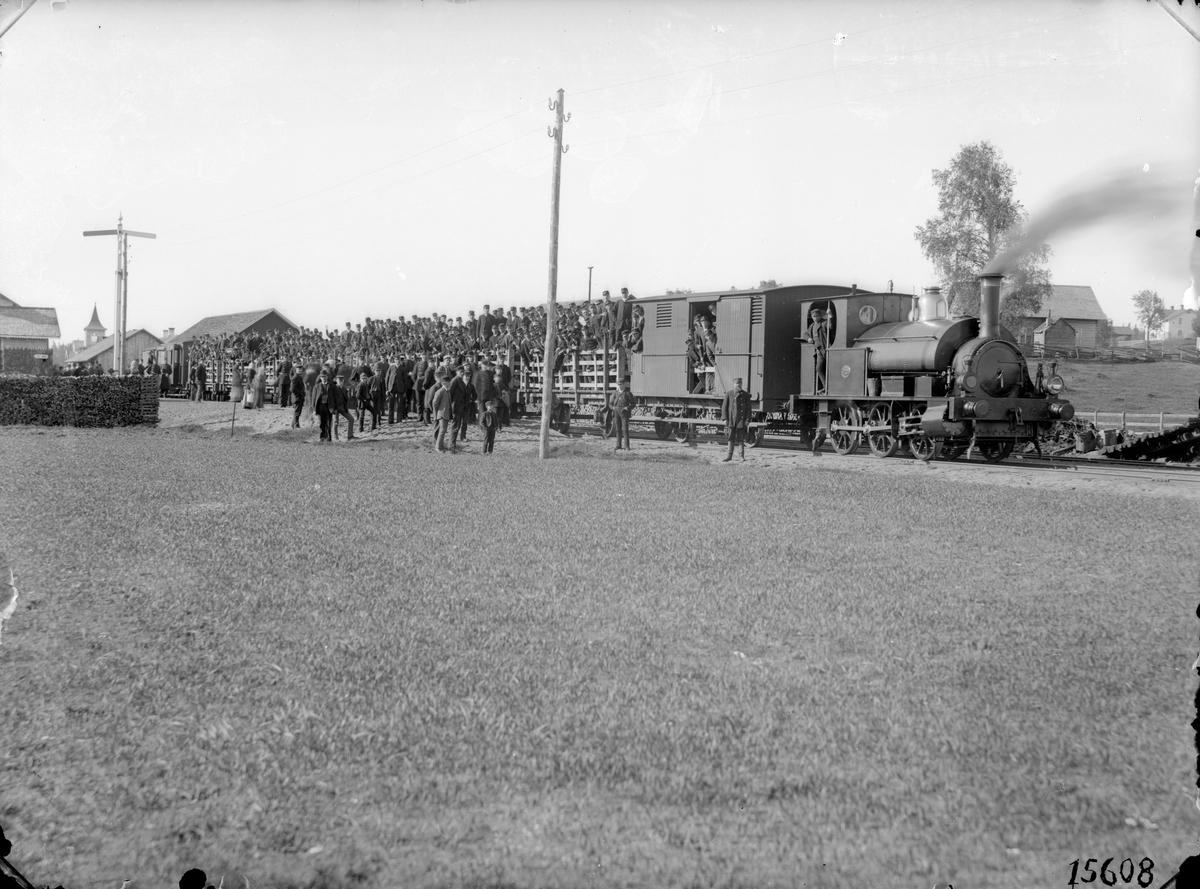 HNJ lok 4. Ånglok med trupptransporttåg. Loket tillverkades 1876 av Fox Walker & Co  Bristol i England, tillverkningsnummer FW 293. Fick namnet Wernamo. Blev skrotat 1948.