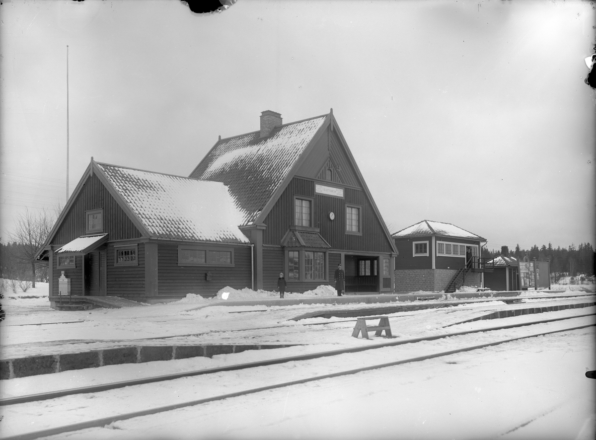 Stationen , Bergslagernas Järnvägar, BJ. 
Station anlagd 1879. En- och enhalvvånings stationshus i trä.  ställverksbyggnad i anslutning till stationshuset