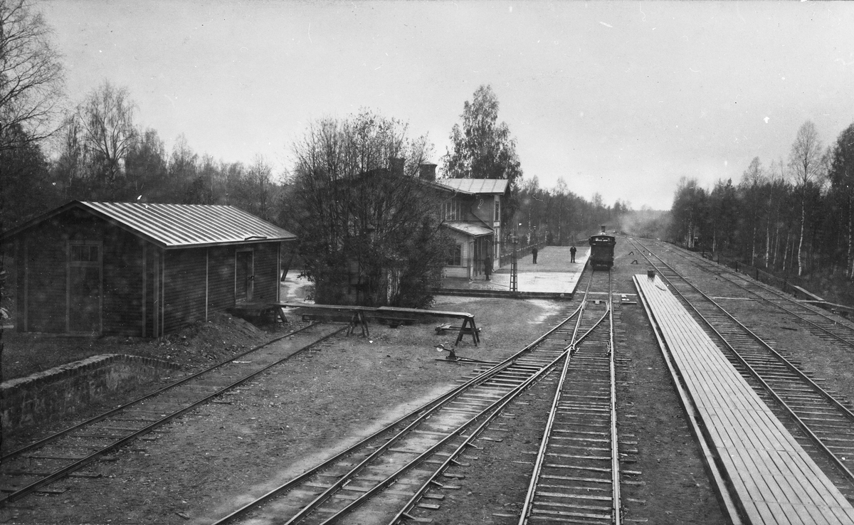 Forsbacka järnvägsstation, öppnades av Gävle-Dala Järnväg 1 december 1860, då under namnet Margretehill. 1 juni 1894 ändrades namnet till Forsbacka. I början av 1890-talet saknades plattformen som syns till höger här i bild, samt väggen på den lilla utbyggnaden framtill på stationen. Det stod då även en semafor vid främre hörnet av stationsplattformen, som här är borta. 

Bangård.