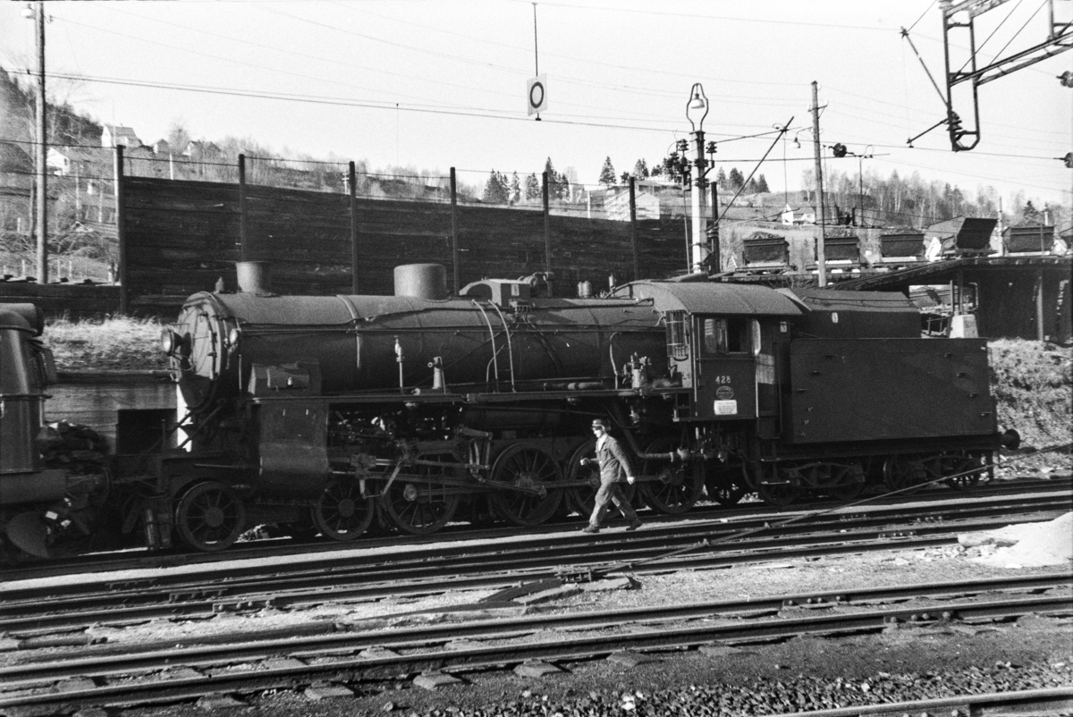 Damplokomotiv type 31b nr. 428 på Voss stasjon. Bak til høyre vagger for transport av kull til damplokomotivene.