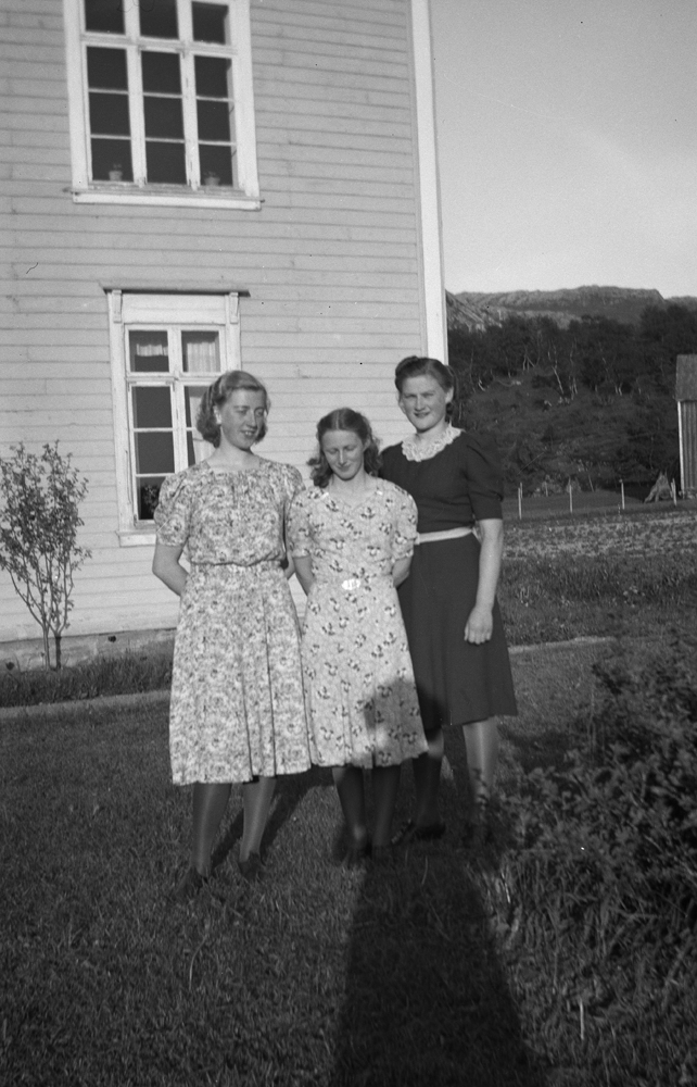 Tre piker på Søvik. 1941.
Nelly Øyen, Solfrid Einrem og Hildur Ravatn.