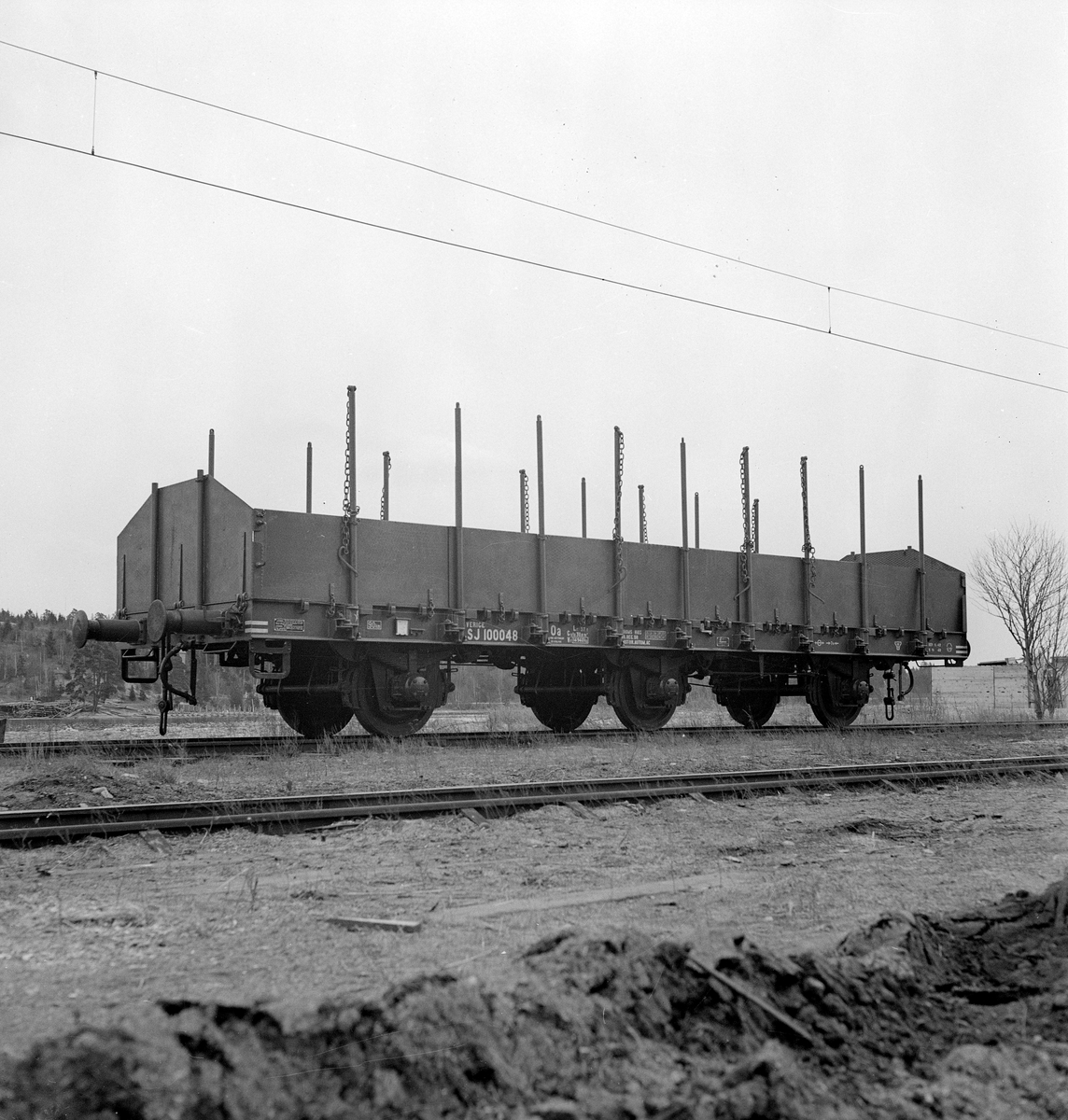 Statens Järnvägar, SJ Oa 100048. Standard Oa-vagn. Treaxlig stolpvagn med lämmar, tillverkad 1949. Alla stolpar var fällbara. Vagnen användes för tunga transporter.