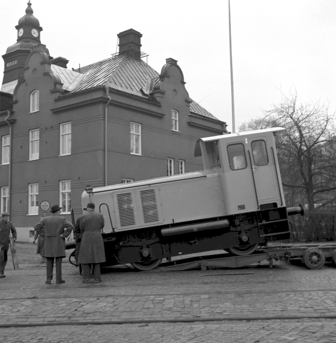 Vagnbjörntransport av lokomotor Statens Järnvägar SJ Z, Aktsiebolaget Svenska Järnvägs verkstäder  ASJ,  inför S:t Eriksmässan.