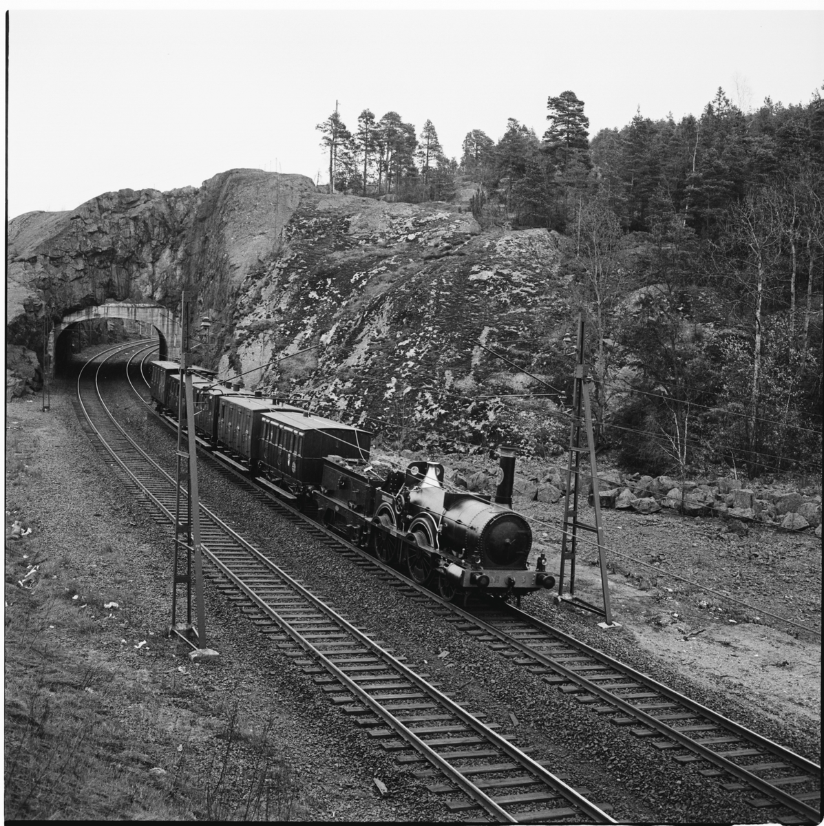 Historiska tåget passerar tunneln strax väster om utsikten ovanför Tullingesjöns innersta del. Resa från Stockholm till Göteborg för invigningen av Tåg 62. SJ B 3 "Prins August". KHJ CD 13. SJ C 182. SJ AB 289. SJ A 103. SJ C2b 329.