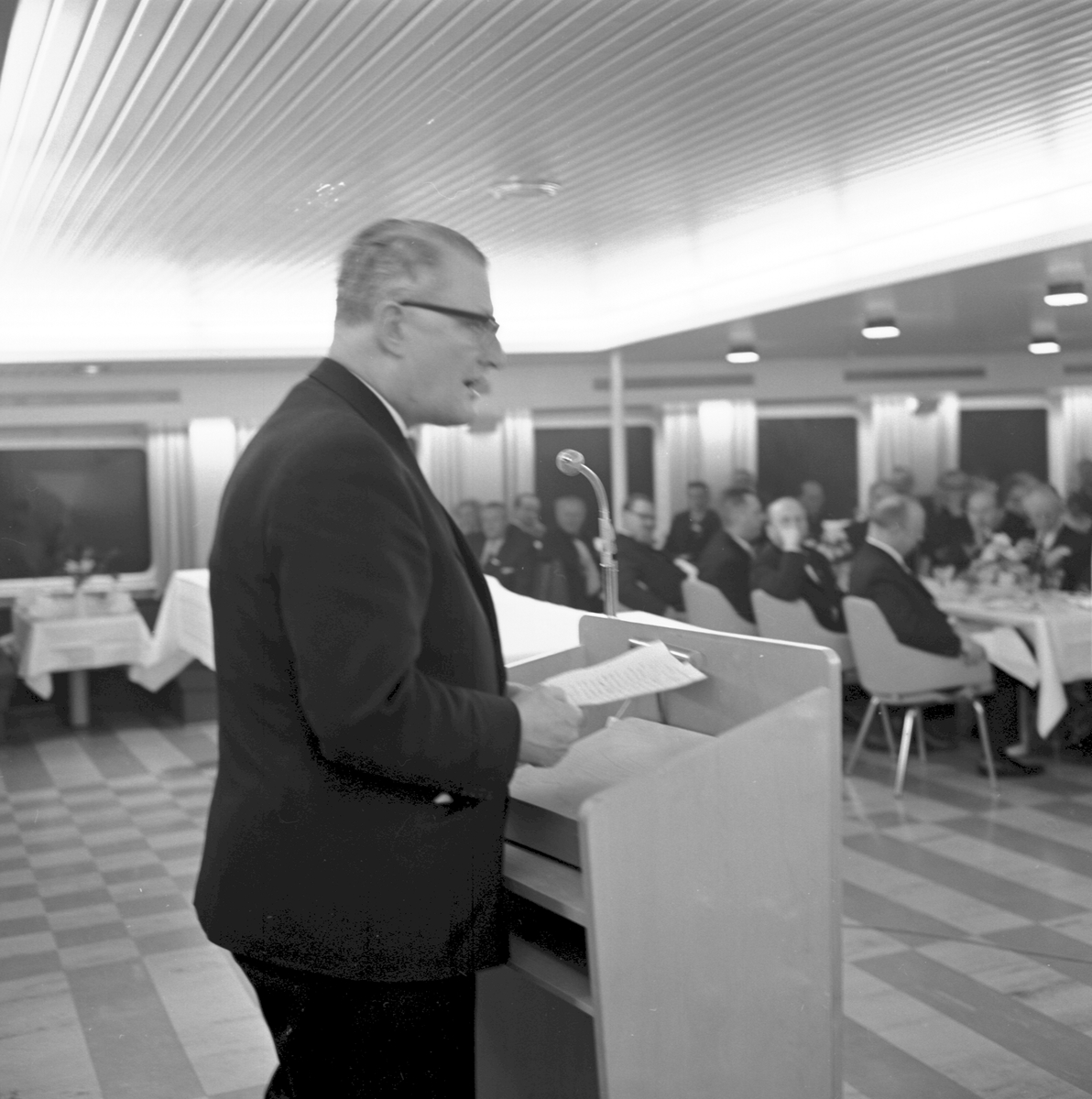 Invigningsresa med M/S "Gustav Vasa". Levererades 10 april 1965 till Lion Ferry Ab, Halmstad. Utchartrad samma dag till Statens Järnvägar, SJ, Malmö. Generaldirektör, Gd, Erik Upmark, vid mikrofonen