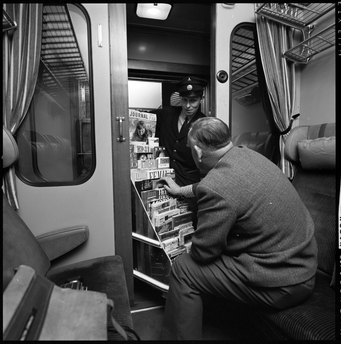 Tidningsförsäljning på tåg. Sonny Hultberg