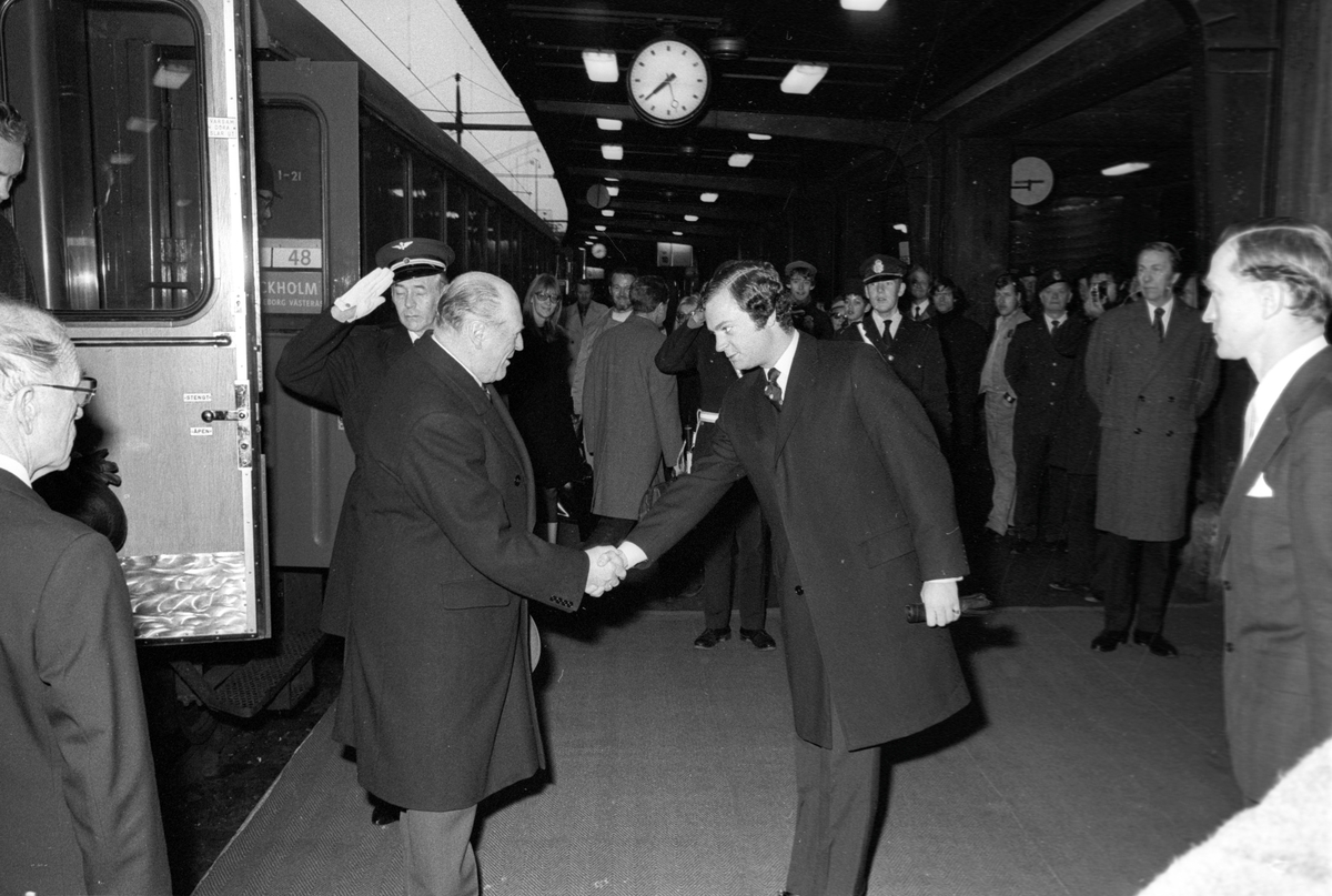 Kung Olav V av Norge ankommer Centralstationen, och välkomnas av generaldirektör Statens Järnvägar , SJ, Lars Peterson och kronprins Carl Gustaf