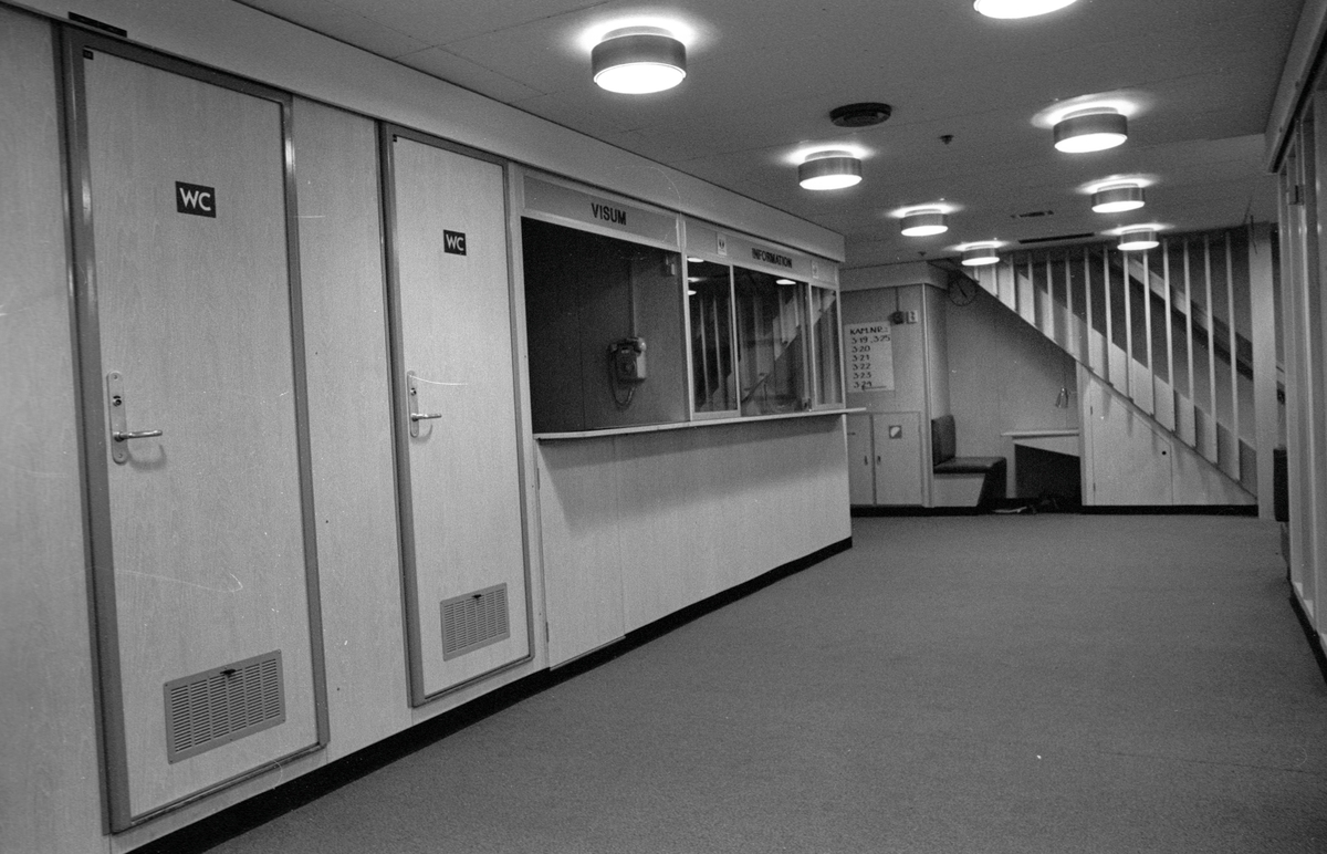 Tågfärjan M/S Götaland, interiör. Korridor med informationsdisk och wc