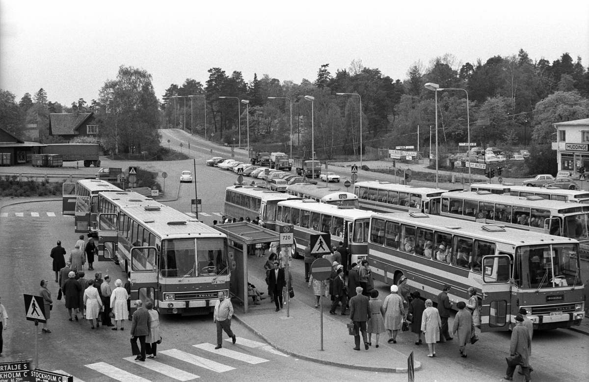 Busshållplats resande med utflyktståg från Värmland.