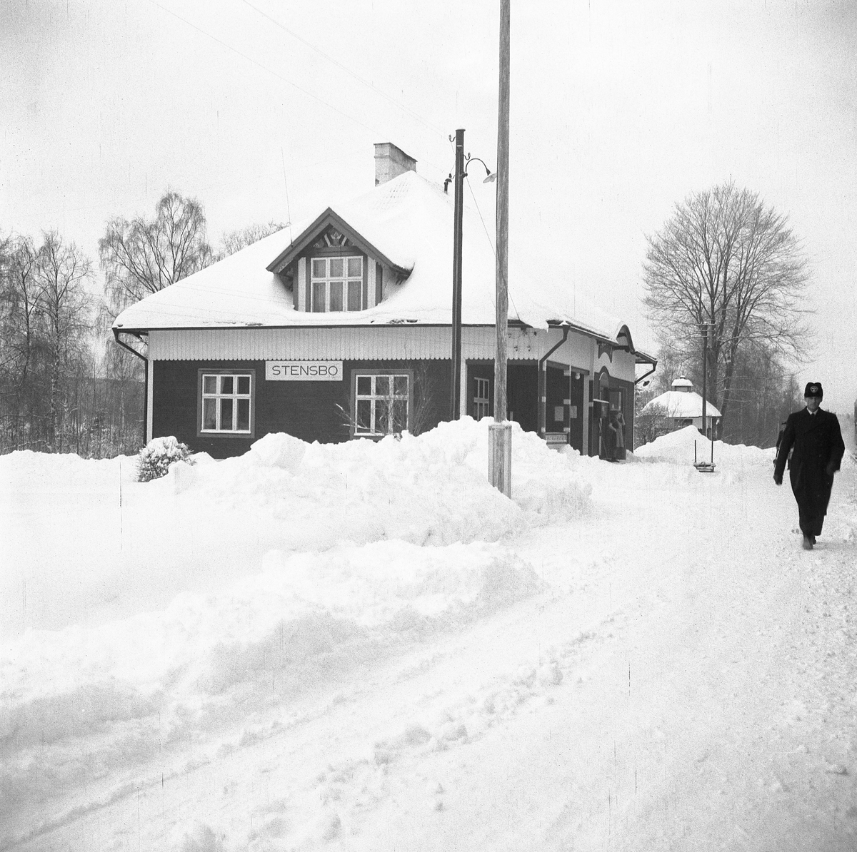 Trafikplats, SWB. Anlades 1902 och stationshuset från samma tid har ej undergått någon större ombygnad .
SWB, Stockholm - Västerås - Bergslagens Järnväg