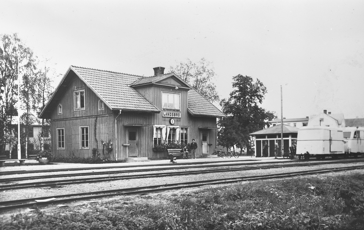 Landsbro station. Namnet var före 1/6 1895 LANNASKEDE. Station anlagd 1885. En- och enhalvvånings stationshus i trä