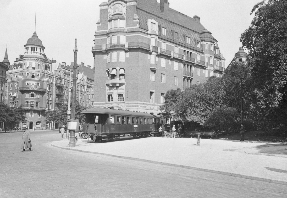 Tåg med "kombinationssläp". 70 (el- och gasljus, för Djurholms- eller Österkärslinjerna). Byggda av Asea 1914-16. Bortom skymtar en av sommarvagnarna 36-38.