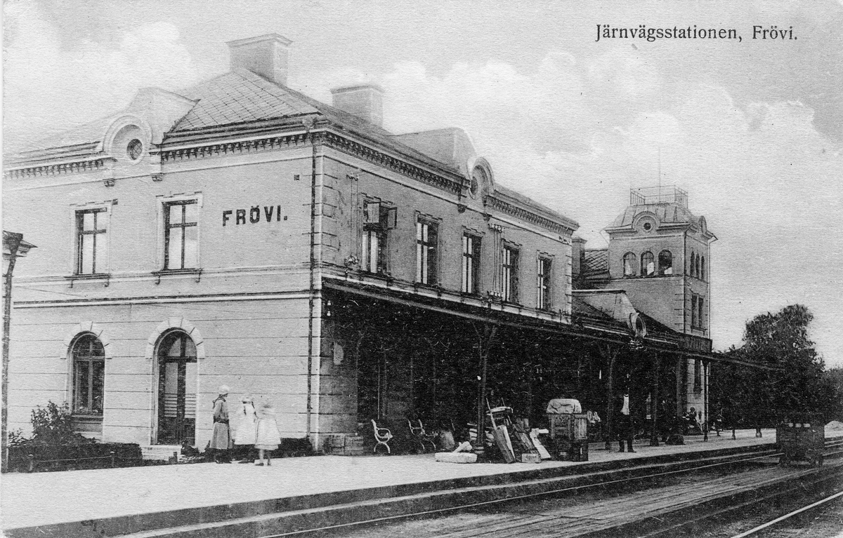 Järnvägsstation i Frövi.
Station öppnade för järnvägstrafik 1857.
Ny järnvägsstation byggdes 1871.
Detta stationshus har renoverats och moderniserats vid flera tillfällen 
fram till dagens tider.
Övergick till SJ 1900