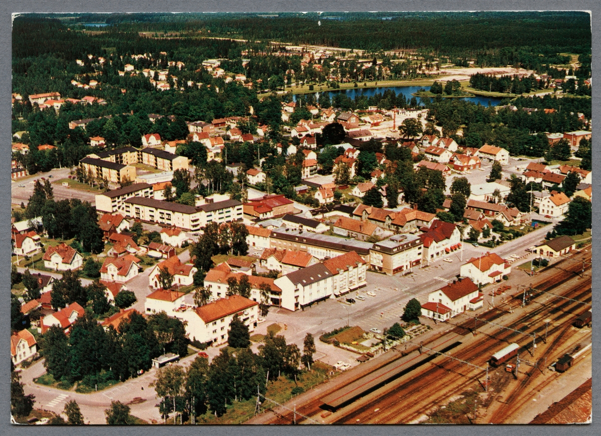 Flygfoto över Emmaboda med stationsområdet i höger nederkant.