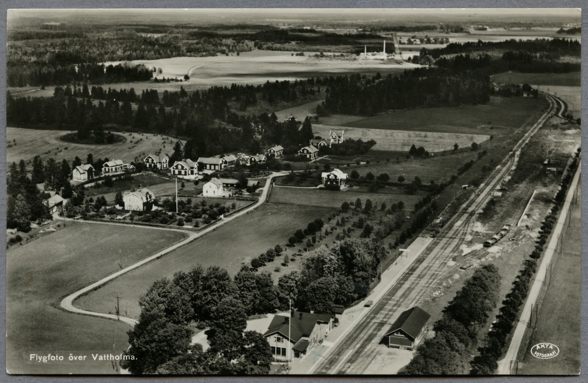 Flygfoto över Vattholma med station och samhälle i bild.