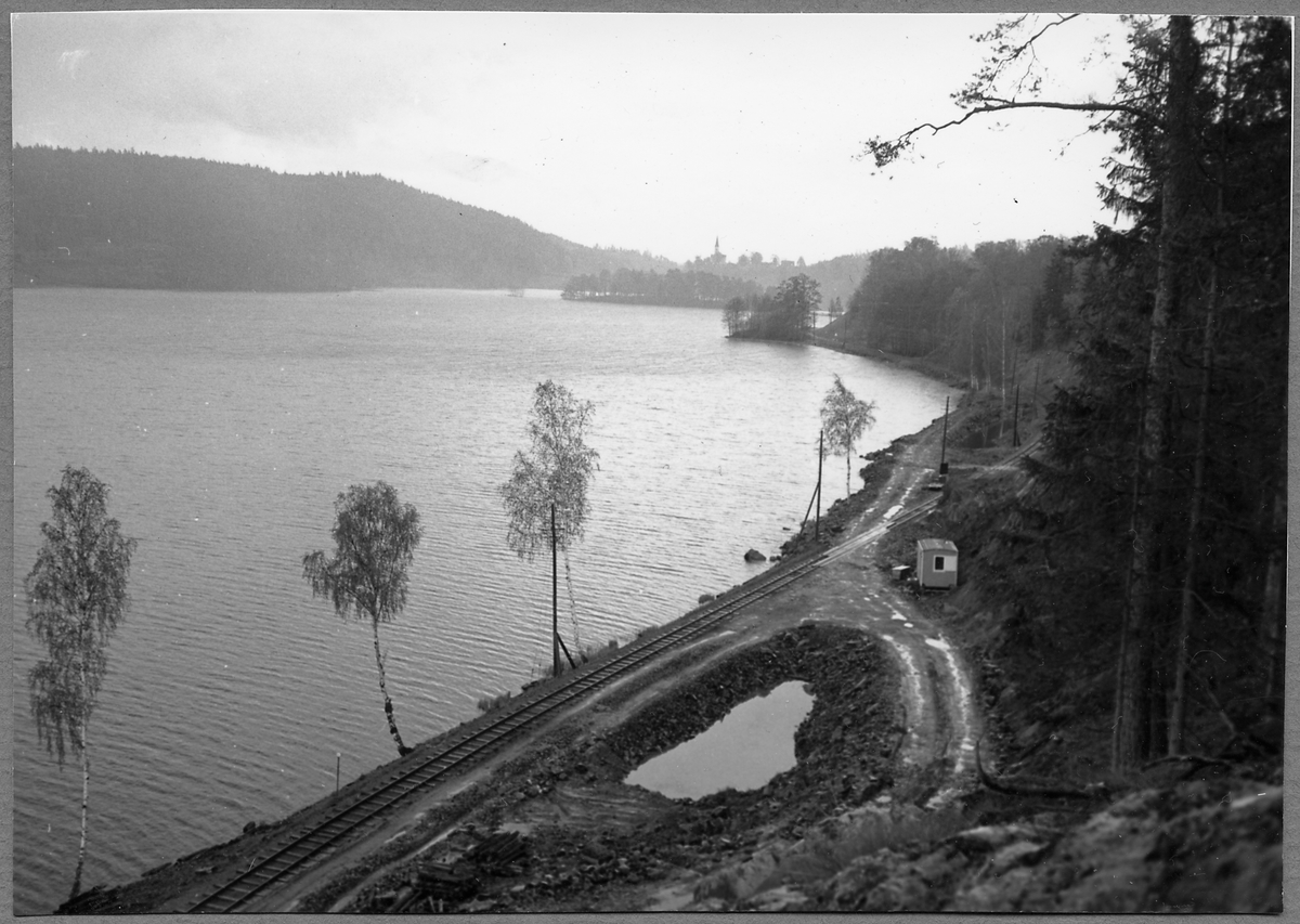 Breddningsarbetena linjen Forsaström - Falerum. sommaren 1962. Linjen utmed Båtsjön.