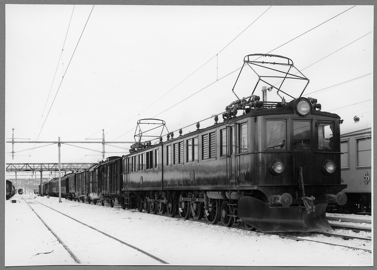 Vid Gällivare järnvägsstation.
Blandat tåg Statens Järnvägar SJ Pb 52 samt SJ Pb 53. Vagnarna närmast lok är ångfinka F2d, värme/kylvagnarna Hs m1911, Hs m1907, postvagn DC1a, C3d, CFo och resten.