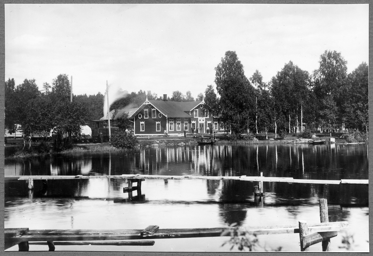 Strömsdal station sett från Hyltsjön med Sävsnäs Järnväg, SVJ lok 5 "Strömsdal" i bakgrunden.
