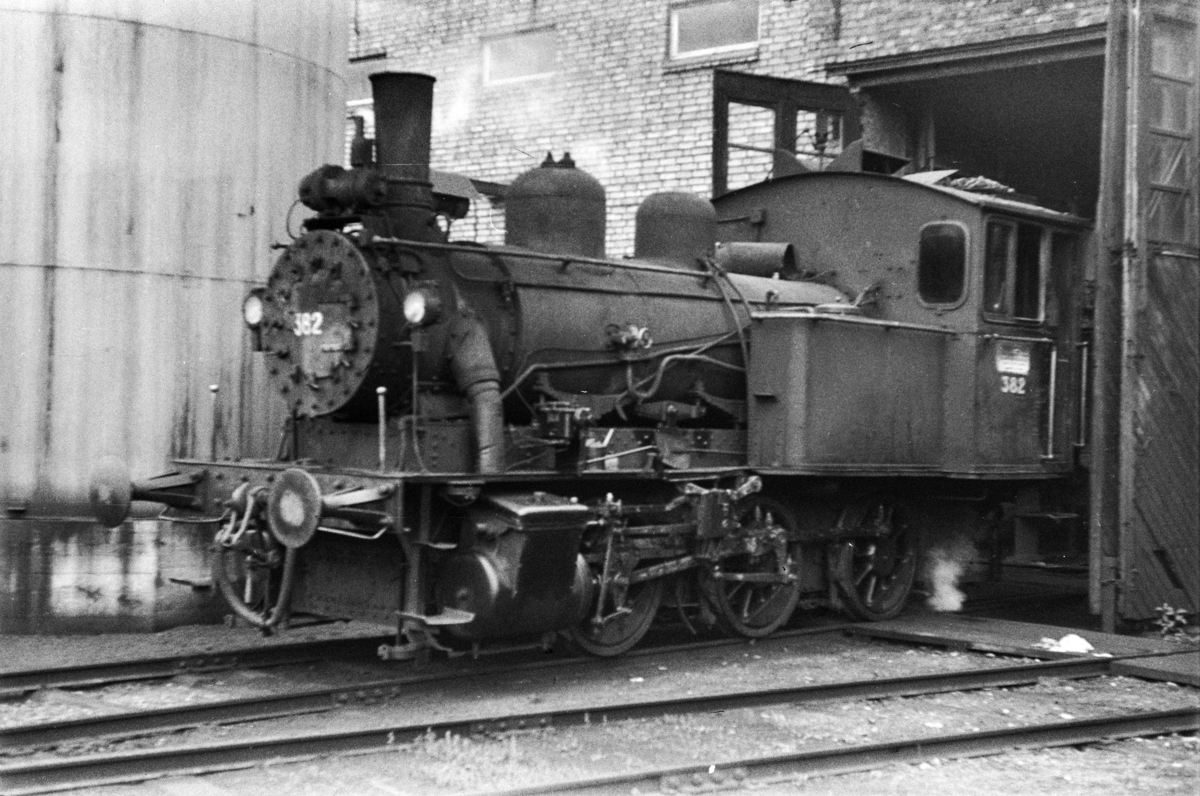 Damplokomotiv type 25c nr. 382 foran lokstallen på Hamar stasjon.