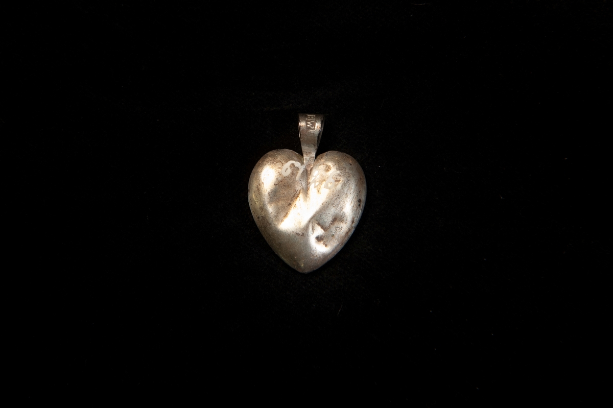 Ett hjärtformat hänge av silver. Enkel modell. Stämplat på fästet.