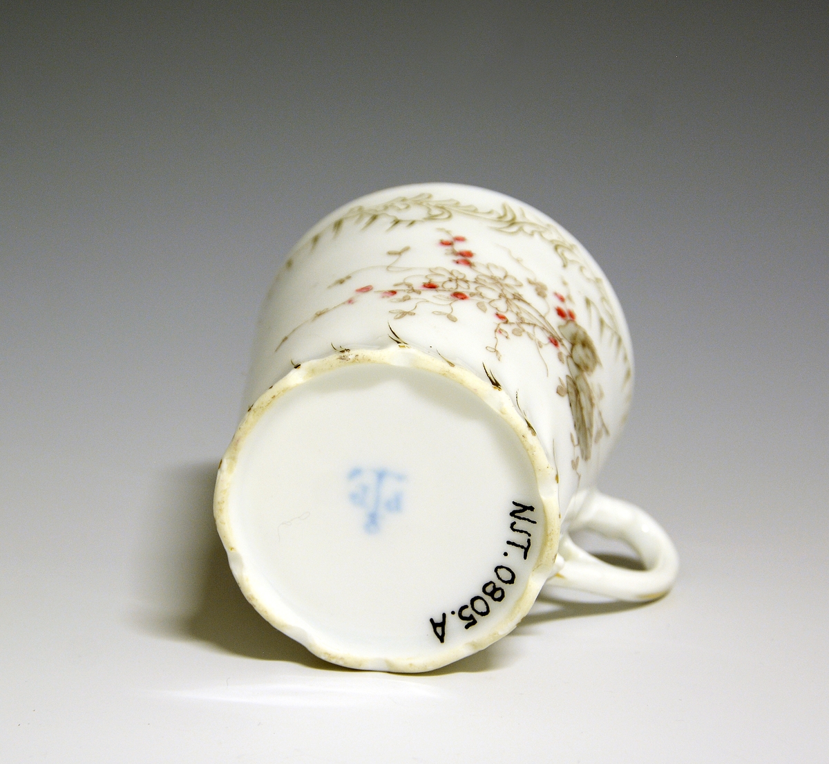 Kaffekopp av porselen med hvit glasur. Nypeblomstmotiv i hånkolorert ståltrykk. Snodd relieff i langs fotranden.
Modellnr.: 316.4
Dekor: Ståltrykk og håndmaling