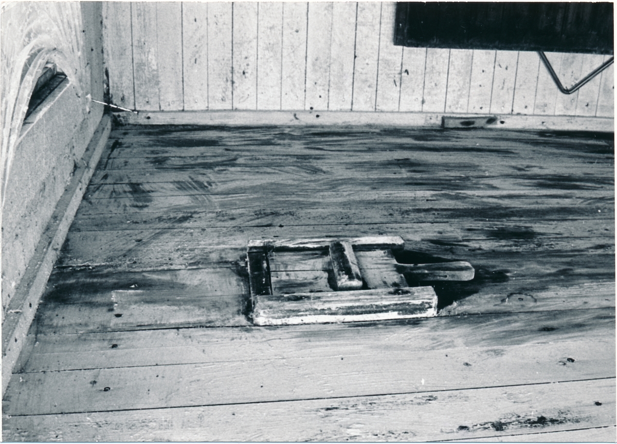 Banvaktstuga Hosäter 1986-04 -25 ventilationslucka i taket i ladugården.