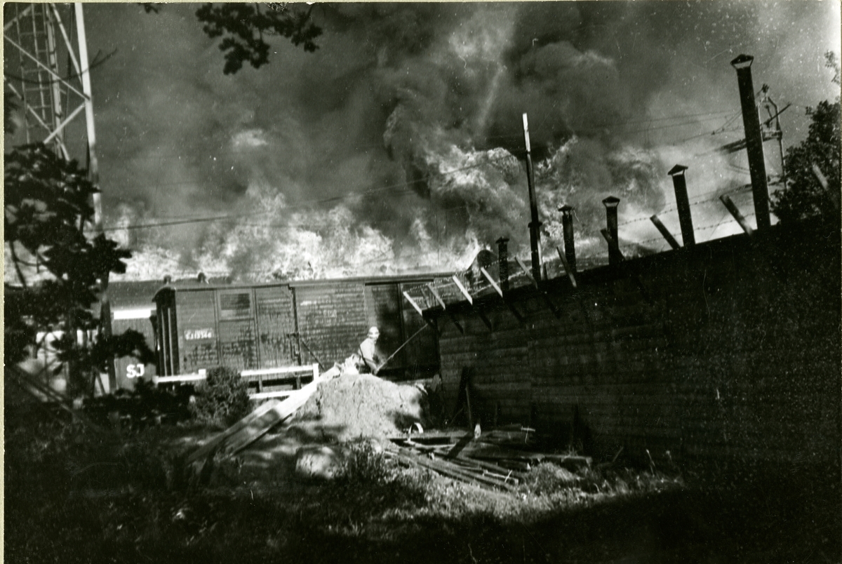 Brand i godsvagnar på Avesta Krylbo bangård efter explosion i ett tyskt ammunitionståg.