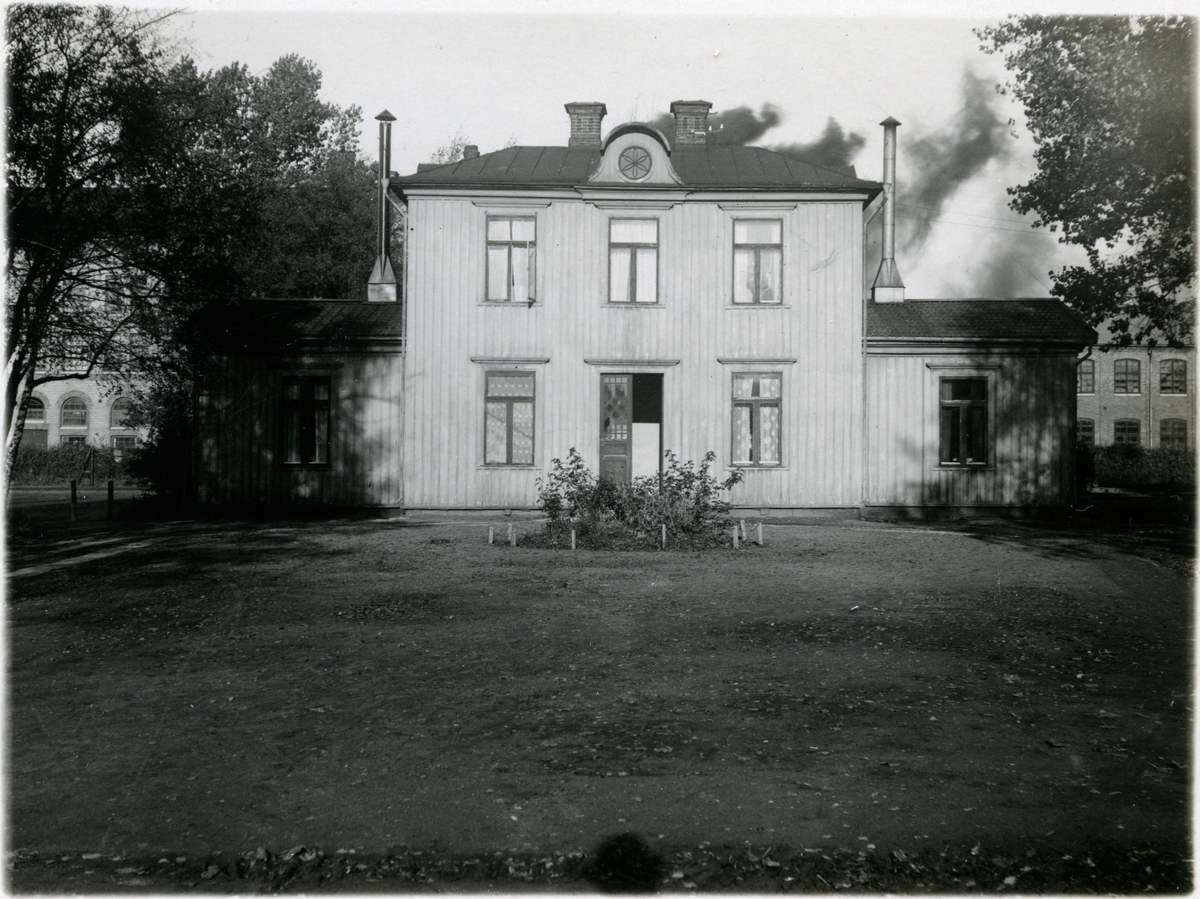 Lidköping Västra.
Station i bruk till bron kom 1893, därefter blev stationshuset, två våningar i trä, bostadshus. Revs 1954. I februari 1950 blir Lidköpings Västra station igen då isen tagit bort bron, Väntsal blir en smalspårig personvagn