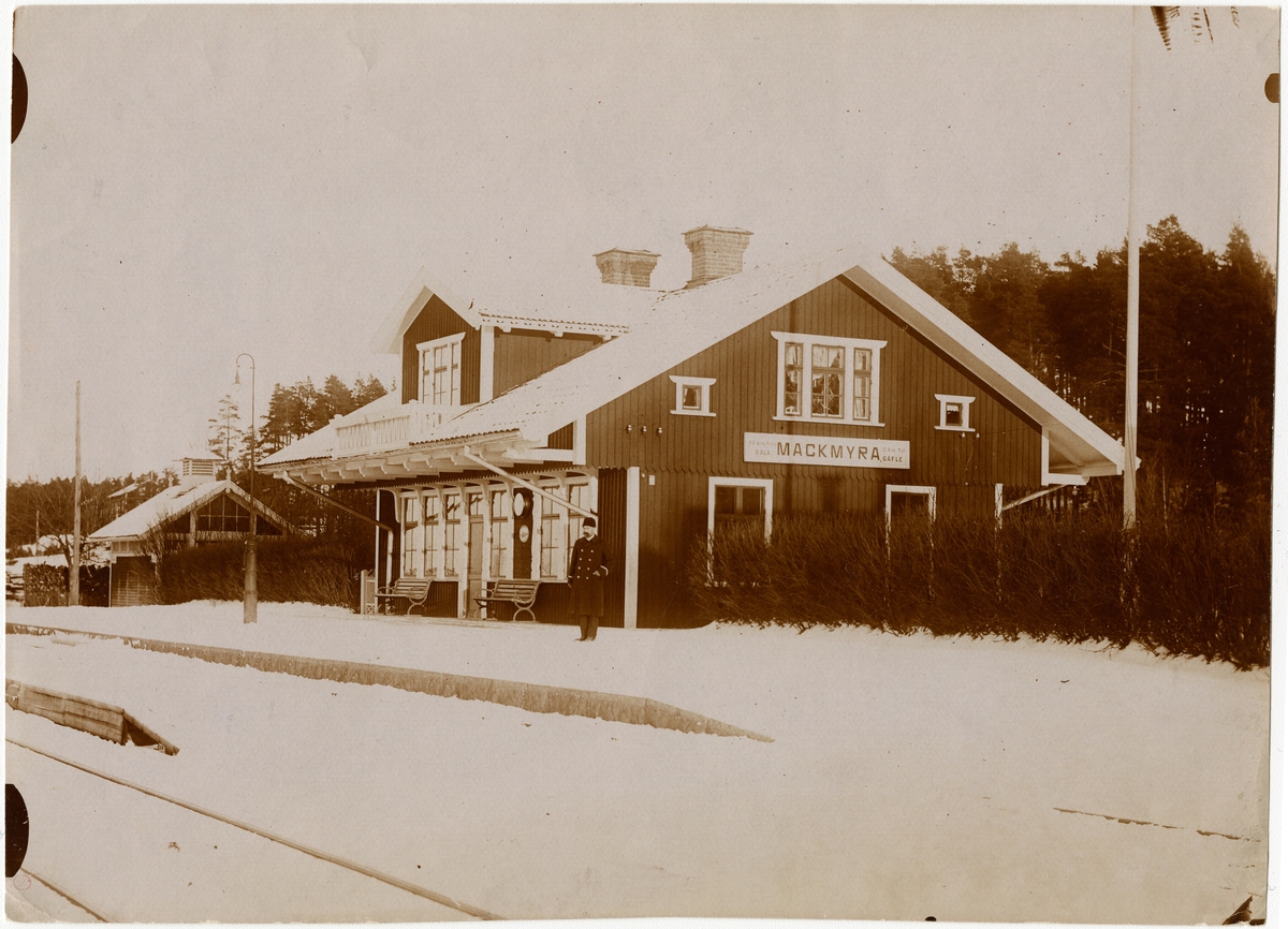 Stationen anlades 1901 och någon ombyggnad av stationshuset har sedan dess ej ägt rum. 1939 utökades bangården med ett spår
