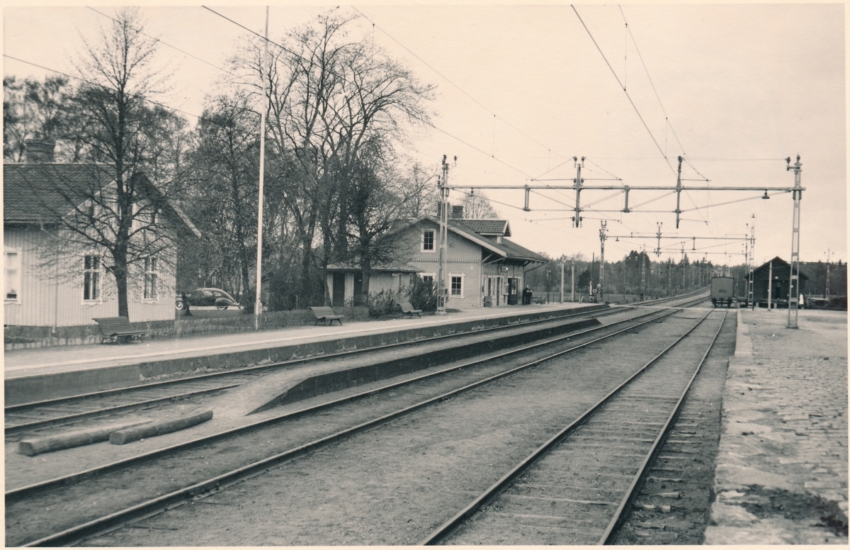 Stationen anlades 1862. En  och enhalvvånings stationshus i trä. Mekanisk växelförregling. Järnvägen elektrifierades 1933.  Stationen nedlagdes 1990.