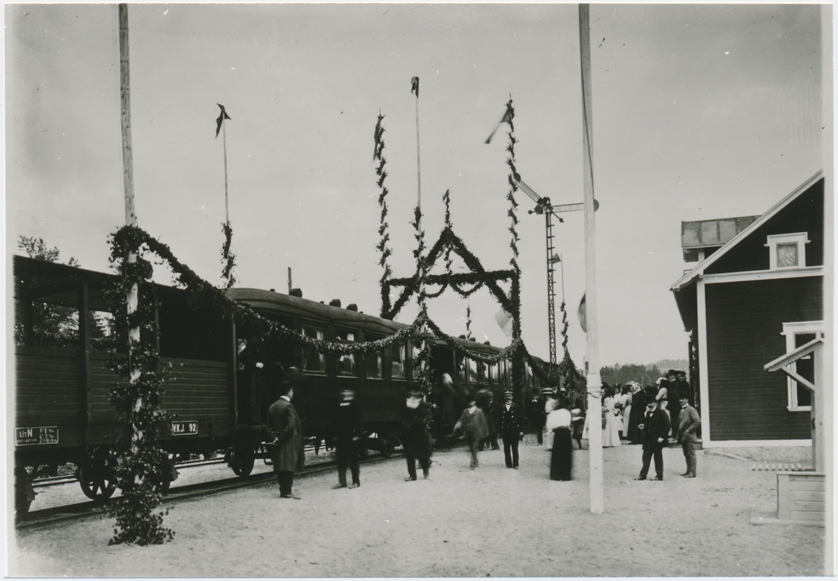 Stationen öppnad 1911-12-23. Tvåvånings stationshus i trä. Invigningsceremoni skedde ett tag senare 1912-06-11.