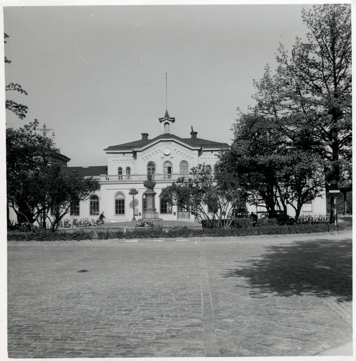 Örebro stationshus mot staden. Byst föreställande Adolf Eugéne von ...