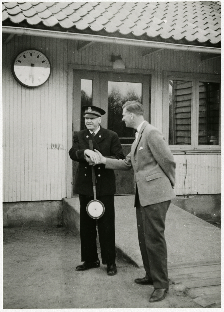 Överlida station. Falkenbergs Järnväg, FJ. Nedläggning av bandelen  Älvsered-Axelfors-Hillared 1/5 1961. I bild syns Trafikinspektör Sten Hjalmarsson och Stationsmästare A. J. Johansson.