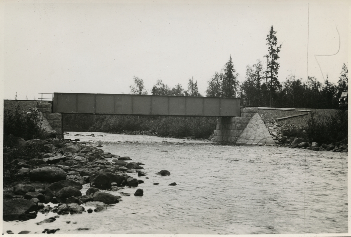 Järnvägsbro över Tellejokk.
Järnvägen som går genom Jokkmokks område sträcker sig över många vattendrag, bäckar, åar och älvar. Broarna som byggdes över de anpassades till terrängen. De var framförallt funktionella men, deras utseende gick från väldigt enkla, grovhuggna till sublima, estetiskt utformade valvbroar.