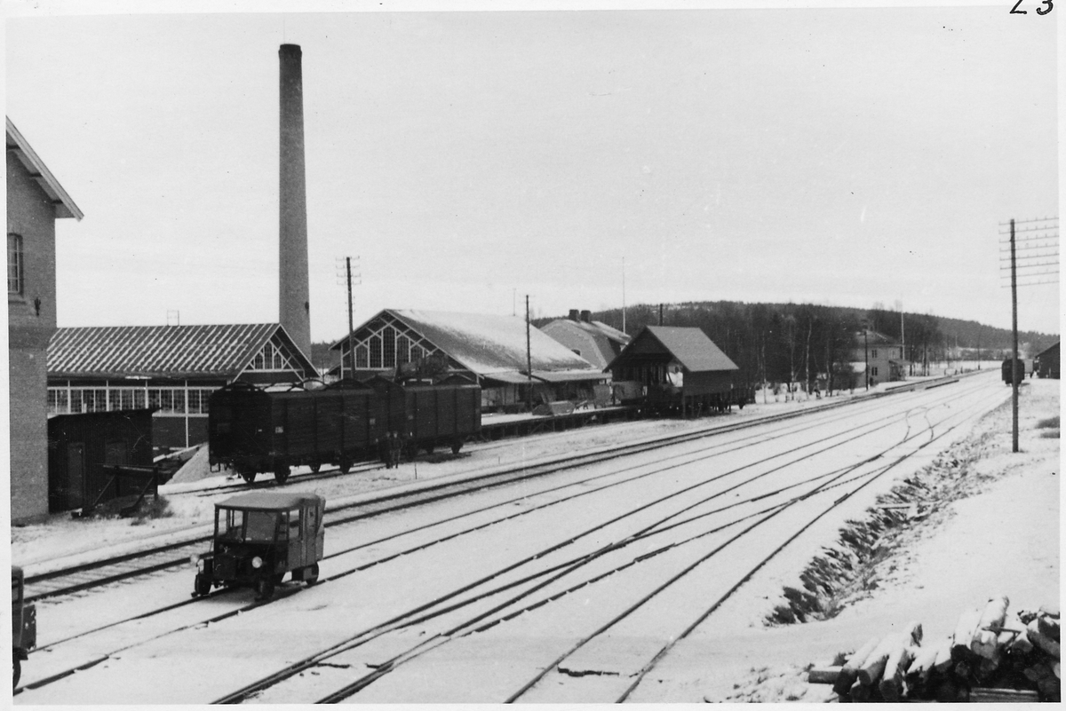 Holmsvedens bangård och fabriksbyggnad.
