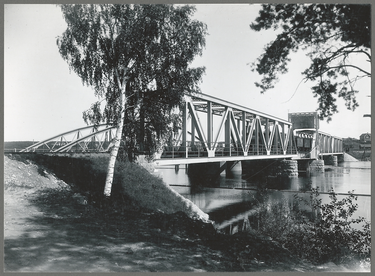 Den nya järnvägsbron över Dalälven vid Mora.