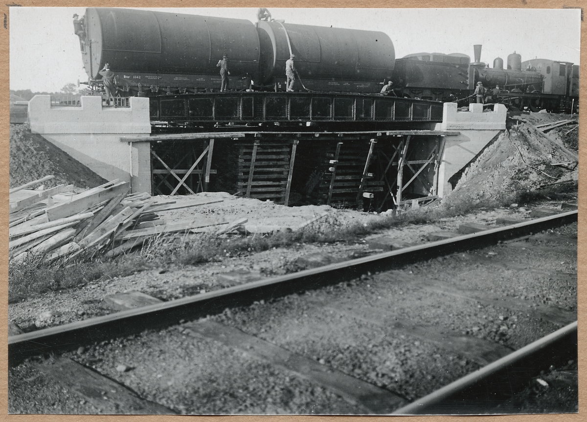 Provbelastning av vägporten 7-8 september 1920 med bland annat tankvagnar och ånglok. Statens Järnvägar, SJ Btcf 1042.