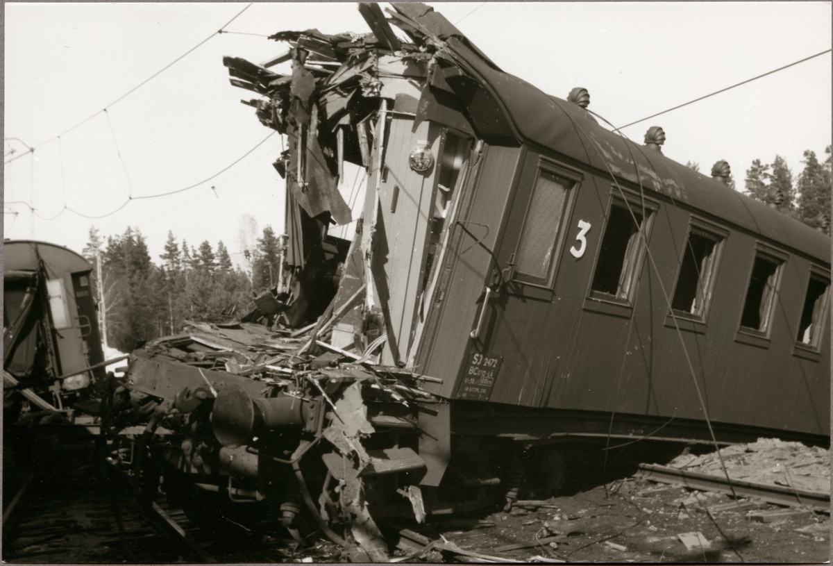 Statens Järnvägar, SJ BCo7 2472.

Skadad personvagn efter tågolycka.