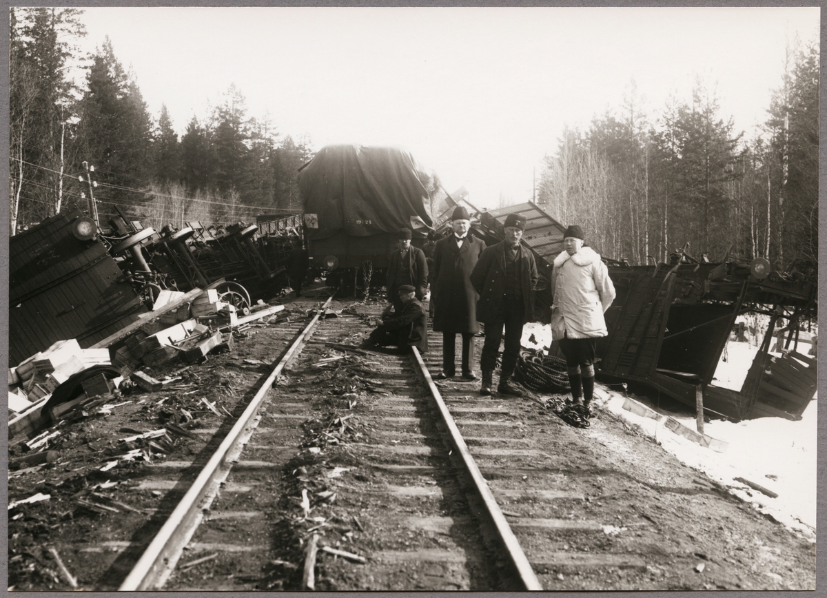 Godsvagnar som har spårat ur efter olycka mellan Gastsjön och Kälarne i Jämtland på 1920-talet.